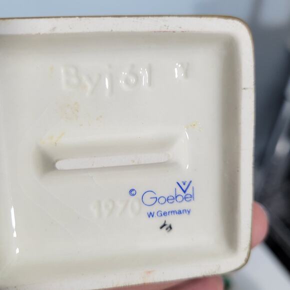 Vintage 1970 Goebel Graduation Figurine In Cap & Gown with Diploma 1926-1TClo - Picture 6 of 7